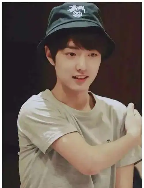 被公司雪藏,遭龙丹妮嫌弃,走红毯被赶的肖战:逆天改命靠自己