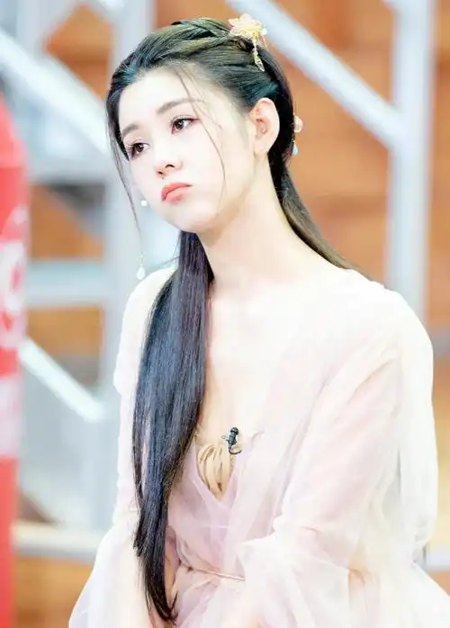 李小萌,楚楚动人,端庄大方的写真照!__财经头条