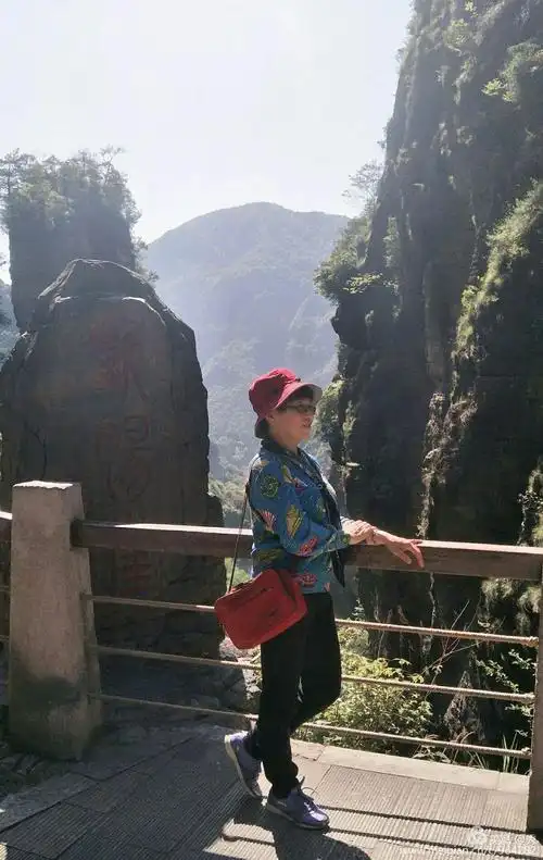 断肠崖下思故人,因拍摄"神雕侠侣"镜头而闻名.