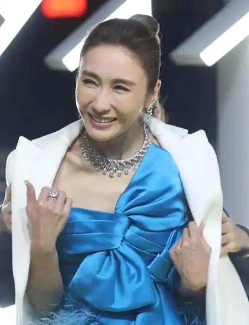 港星黎姿罕见亮相,皮肤松弛似有整容迹象,网友:岁月不败美人?