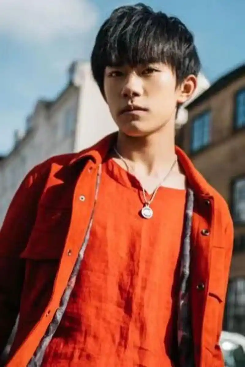 易烊千玺和周冬雨最近接触到了同一品牌的合作  2.