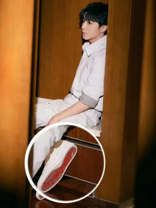 王俊凯你鞋上粘东西啦