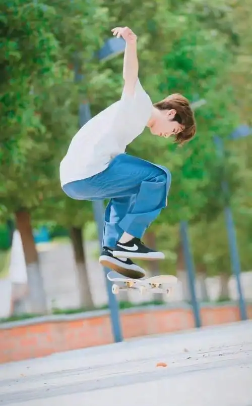 王一博终于玩滑板了##王一博