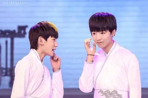 王源晒21岁生日蛋糕和礼物,都与王俊凯有奇妙缘分,俩人越来越像_祝福