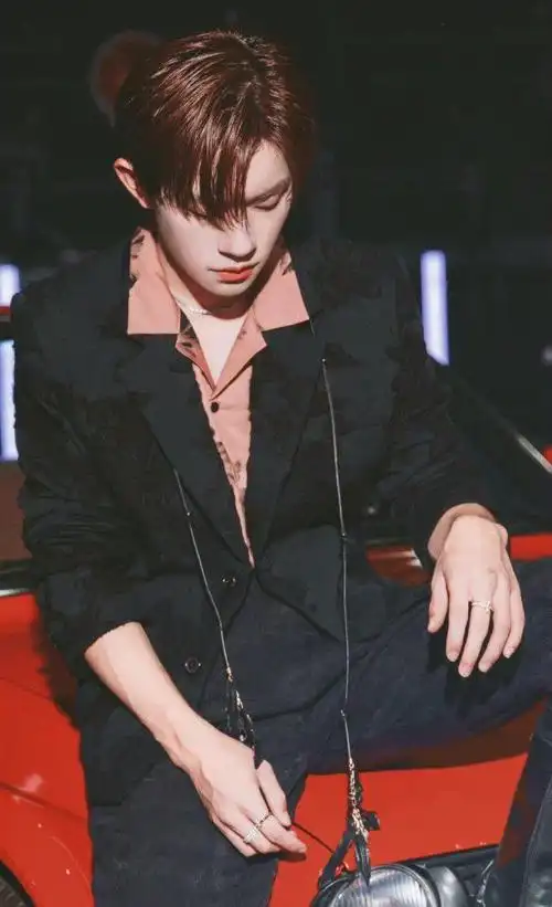 易烊千玺换发色金色刘海惊艳粉丝亮相机场气场依旧