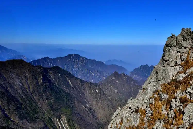 秦岭主峰--太白山