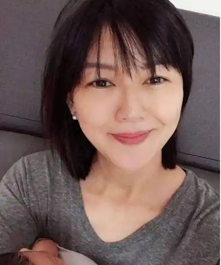 孙燕姿近照曝光?面部发福身材臃肿,自嘲为"冷门歌手"_视频_娱乐_因为