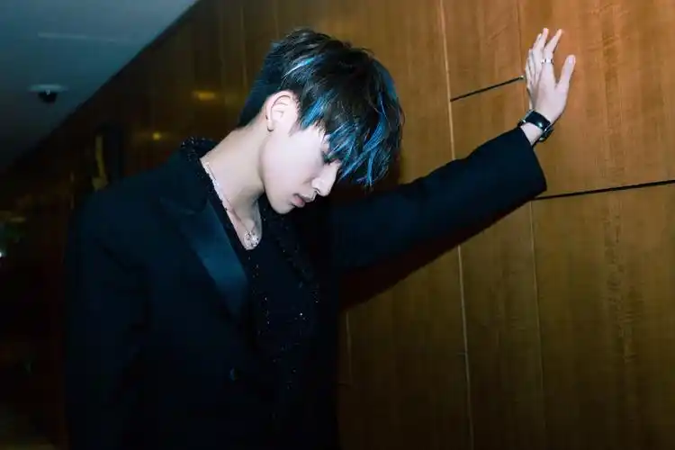 小鬼王琳凯挑染蓝发造型写真图片89