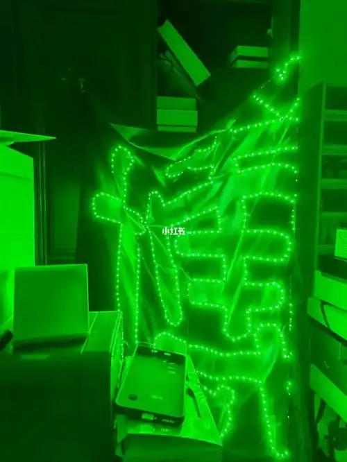 见王一博走到哪灯牌带到哪