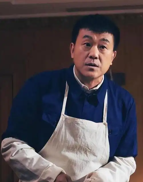 年轻的何冰满脑子却充斥着离别的忧虑,手握成绩单,最终慢慢地放了下来