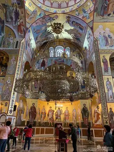 教堂内部装饰十分华丽,墙壁和屋顶的壁画都是圣像和基督教故事,相当