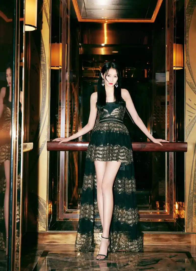 关晓彤这满屏的大长腿太让人羡慕了!