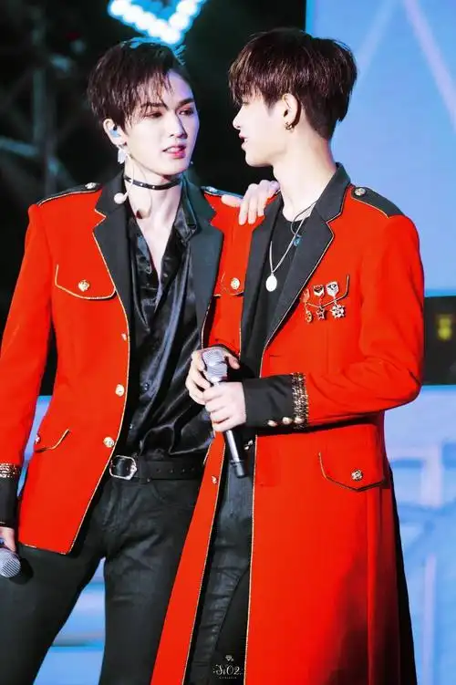 两人说悄悄话呢