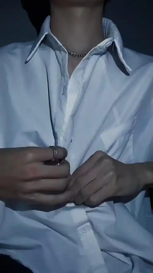 热门小助手 #可狼可奶 #男生配饰 #锁骨 #苹果原相机 #腹肌