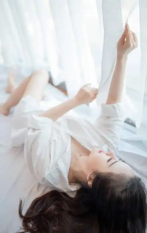 气质美女唯美写真,身穿白衬衫,清纯迷人_写真_唯美_衬衫