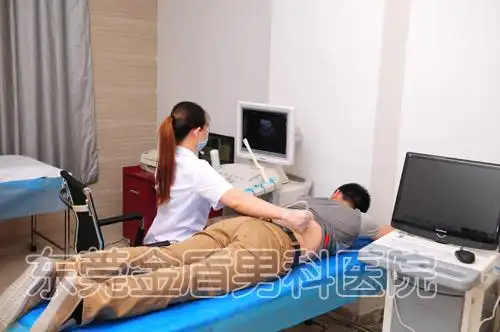 胡先生在做尿道炎检查