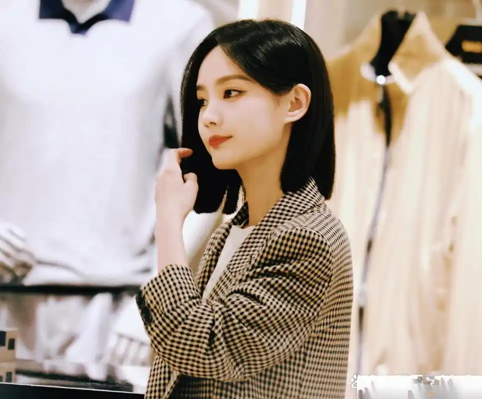 李一桐格子外套加上一头短发.