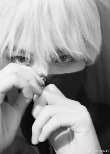 黄明昊jjjustin0219微博分享了同一组cos狗卷棘的图