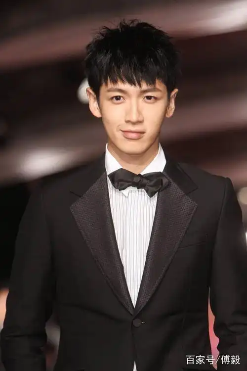 柯震东崩溃连发多条动态,疑似与19岁网红分手,照片中一双手抢镜