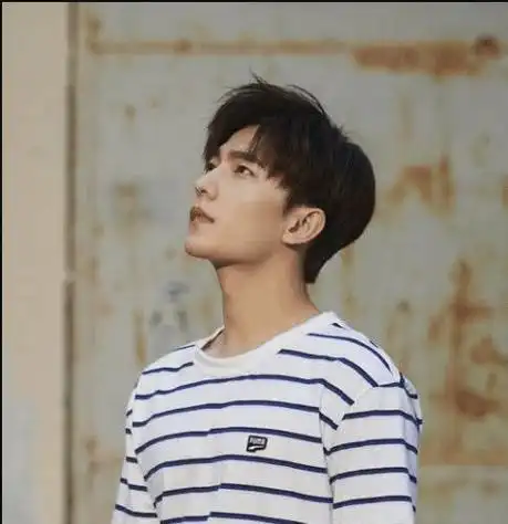 为啥杨洋一直淡妆?看到他仅此一张的长发浓妆照,网友瞬间明白了