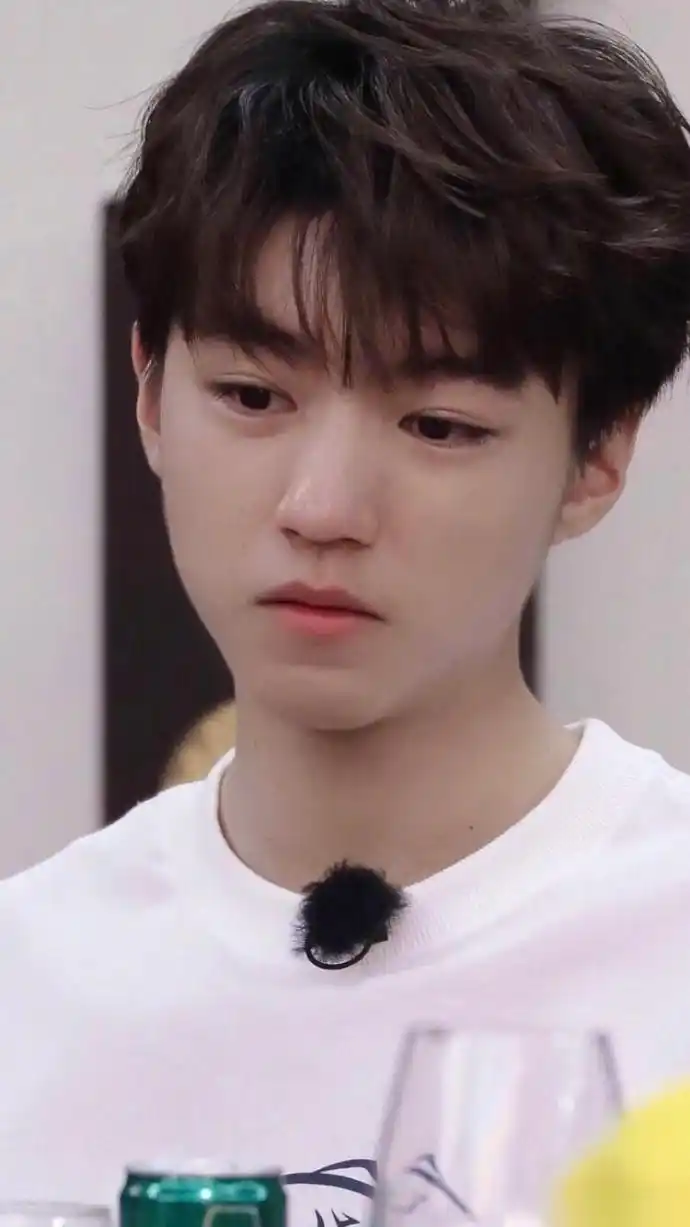 王俊凯哭红了眼眶的样子好戳人啊.