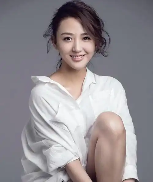 明星徐百卉漂亮还是徐小飒漂亮 两个都姓徐 还都是美女 还在遥远的