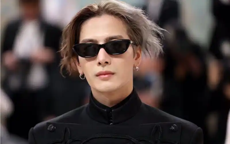 王嘉尔帅爆了met gala