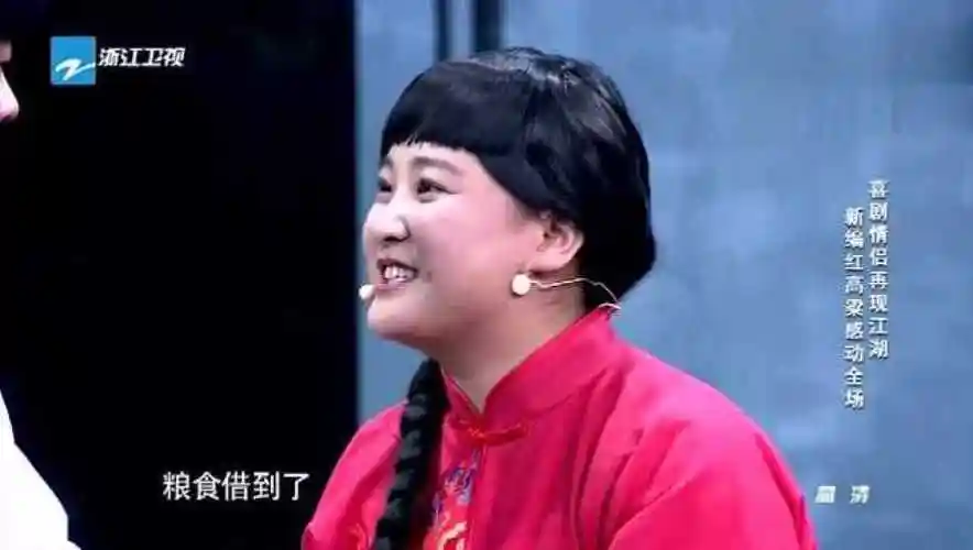 小品贾玲化身九儿与陈赫演情侣两人当众亲吻遇尴尬