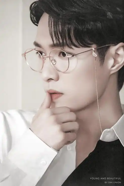 张艺兴真的太适合戴眼镜了盐甜兼备