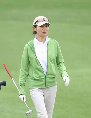 图文精品高尔夫名人邀请赛旅游卫视的潘蔚上场