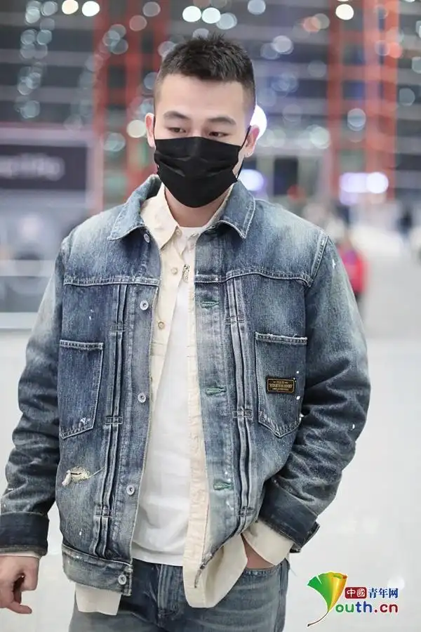 欧豪单手背身后变老干部 一身牛仔套装显硬汉气质