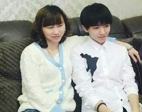 王俊凯妈妈20岁照片首公开,颜值神似赫本,这气质不出道可惜了