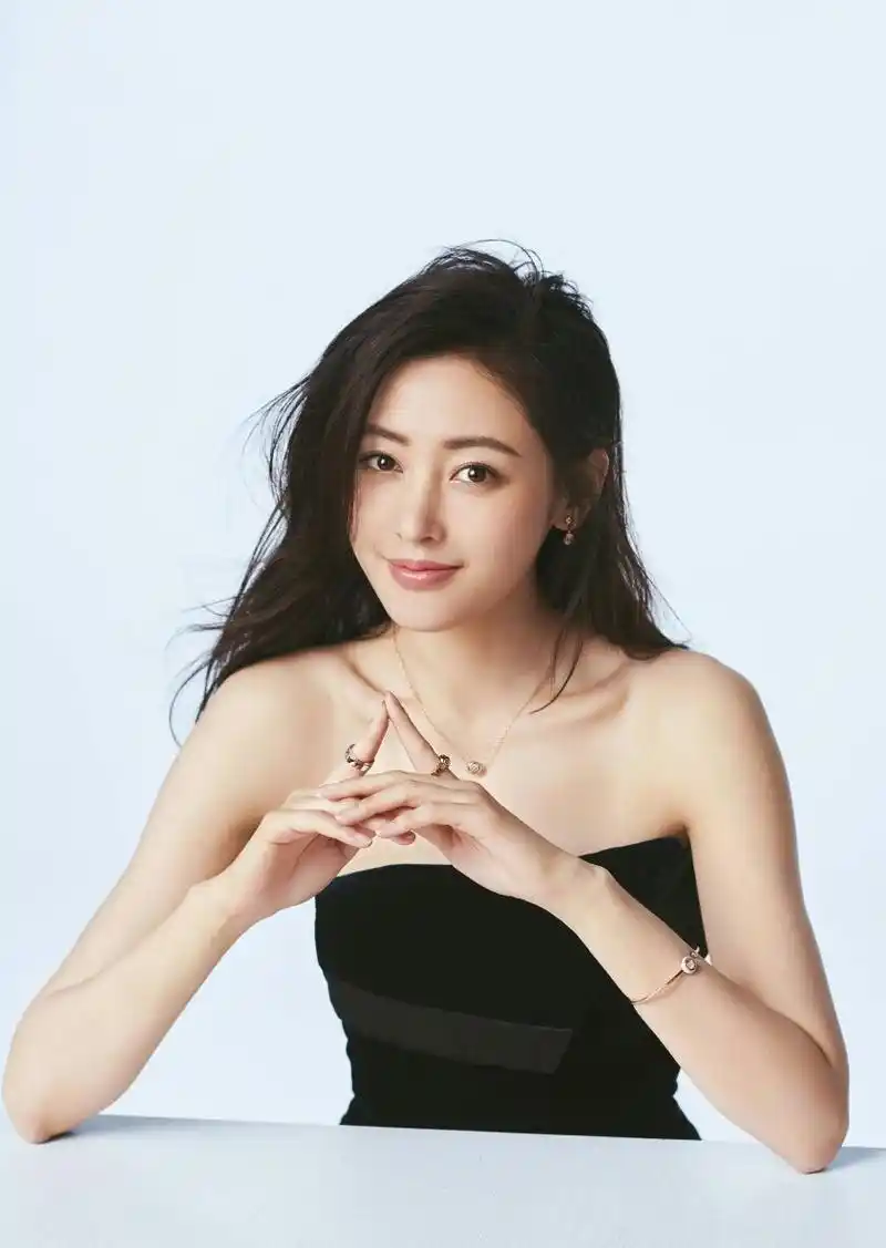 极具气质的时尚美人张天爱