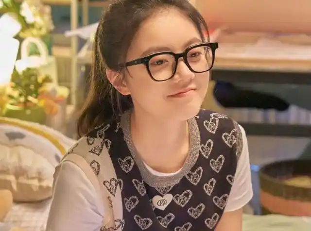 《少年派2》中, 林妙妙为了和钱三一约会所化的妆