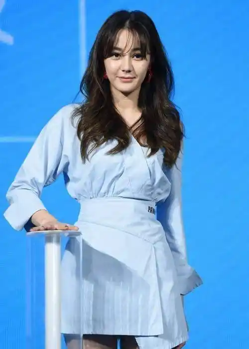 迪丽热巴今年才26岁,不过她比同龄的女星都要显老,很多次出现在镜头都