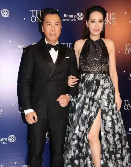 甄子丹老婆汪诗诗身材绝了穿挂脖无袖连衣裙出席活动高挑纤瘦