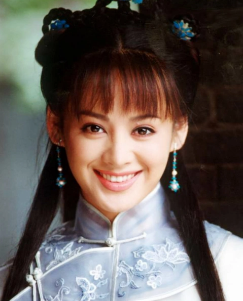 民族部落酋长女儿的美艳感,为其增添了不少气韵,看了宁静年轻时的照片