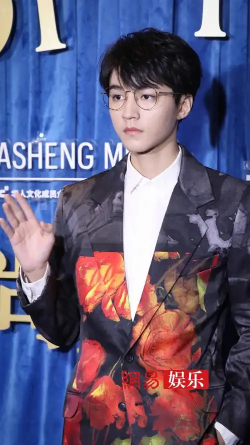 王俊凯金丝眼镜##小易在现场##栩栩华生时尚文化大赏