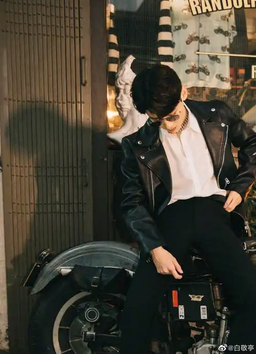 白敬亭微博写真图片