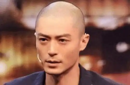 李易峰还是比较适合光头造型的,整体上来说很帅气,侧颜也是杠杆的!