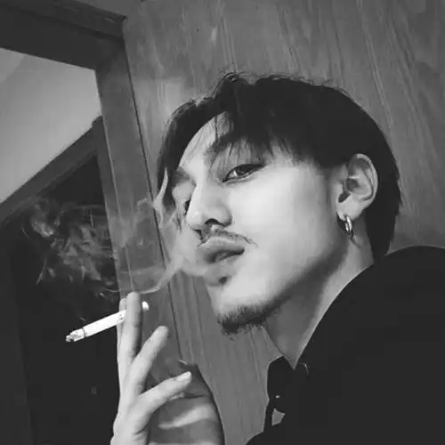 霸气男生抽烟头像照片上有字