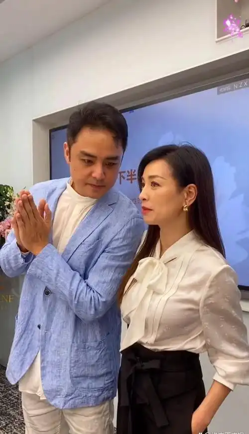 明道全家四人逛街,3岁儿子展示跑步健将本领,妻子育儿方式讨论