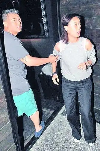 那英与孟桐面对狗仔