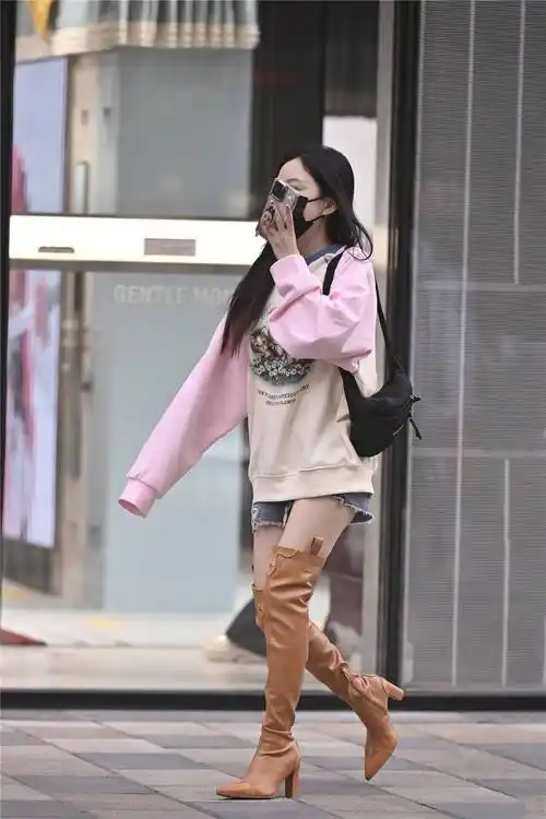 精致的美女,更会注意自己的搭配,秋冬季节,穿着过膝靴的美女很多,也