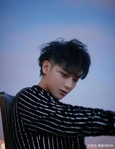 有种"不完美"叫黄子韬,上帝送了他漫画脸,却让他的手饱经沧桑