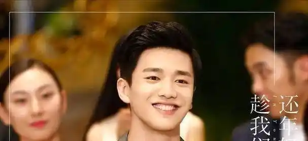 原创原版杨幂力捧何炅但也有嘉行撑腰却没能走上张彬彬的走红之路