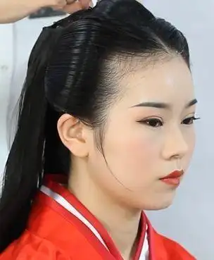 第八步:上完披发上排发,然后做出空心髻做出空心髻的造型,第九步:后面