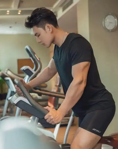 地铁上的肌肉运动男火了胸肌撑爆白衬衫神仙身材被肖一遣拍过