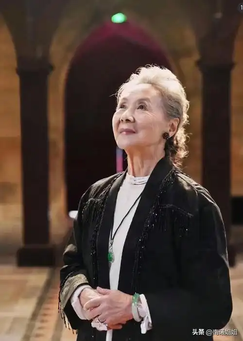 在选择发型的时候首先都推荐大家可以借鉴起来利用一些微卷的元素来