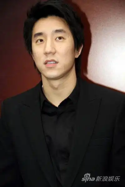 房祖名帅气亮相上海 重金为母庆生很值得(组图)